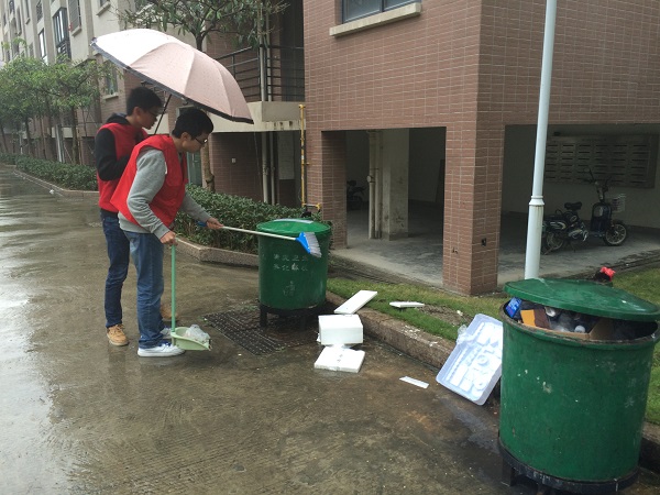志愿者在打扫卫生