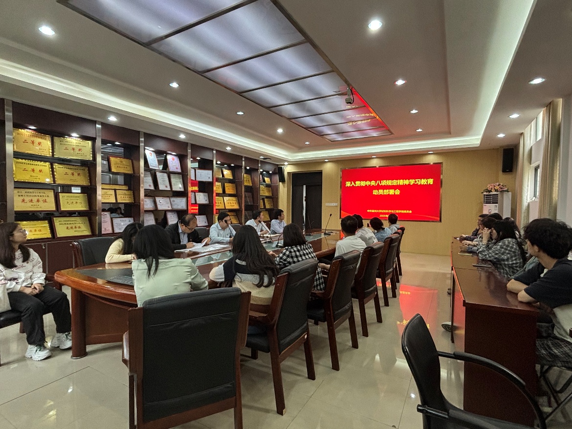 图片包含 室内, 天花板, 桌子, 房间AI 生成的内容可能不正确。